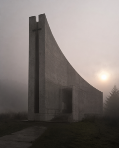 brutalistická kaple v mlze, betonové stíny, ranní světlo